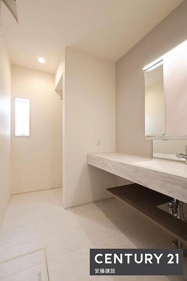 【 洗面所 / Washroom 】清潔感溢れる洗面所は、家族みんなが快適に使えるよう配慮された空間バタバタしがちな朝の時間も、ゆとりをもって過ごせます!