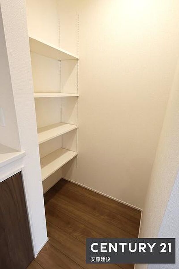 【 パントリー 】キッチン横に食料品や日用品を収納できるパントリー完備