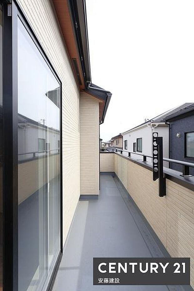 【 バルコニー / Balcony 】2部屋から出入可能な南向きバルコニー道路側から見えにくくプライバシー性の高い設計!