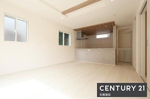 【 リビング / 16帖 】