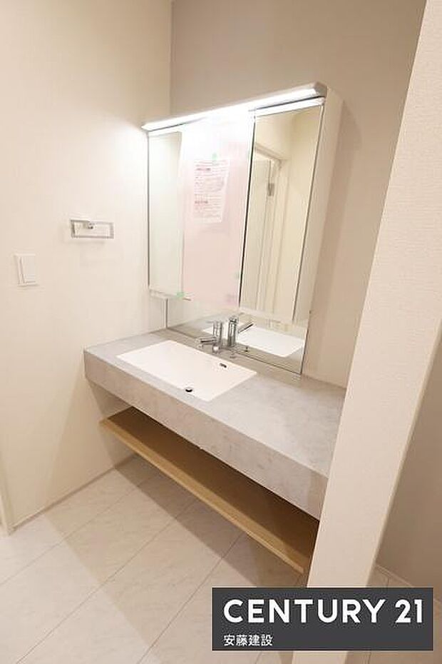 【 独立洗面化粧台 】掃除もしやすいフルフラットな洗面化粧台完備三面鏡のため身だしなみのチェックもバッチリ!