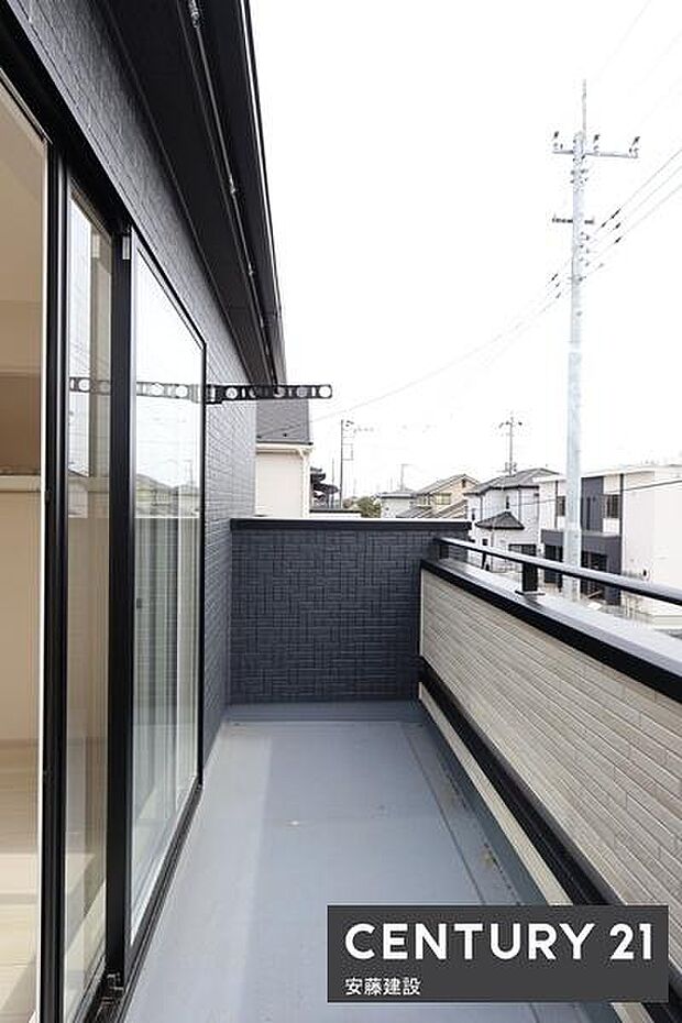 【 バルコニー / Balcony 】寝室から出入可能な南向きバルコニー!陽当りがよく洗濯物もしっかり乾きます子供部屋にサービスバルコニー付き