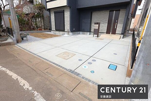 【 駐車場 / parking 】並列2台可能な駐車スペースご夫婦それぞれのお車をお家の前に停めることができます