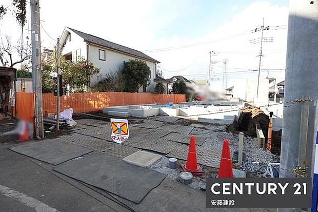 【　駐車場　/　parking　】並列2台可能な駐車スペースご夫婦それぞれのお車をお家の前に停めることができます