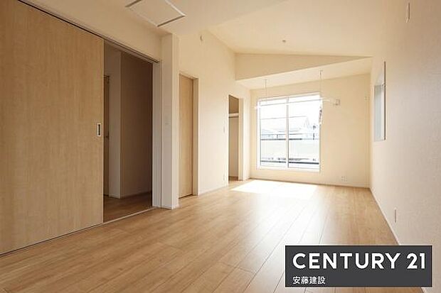 【 寝室(間仕切可) / 10.5帖 】将来の家族人数に応じて間取り変更可能なフレキシブルルーム!ダブルベッドを置ける寝室はご夫婦でお使いいただける空間