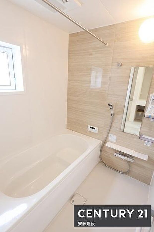 【 浴室 / Bathroom 】ゆったりと至福のバスタイムを過ごせそうな清潔感ある浴室浴室暖房乾燥機が備わっており換気しやすく、冬場は過度な温度差を防げます