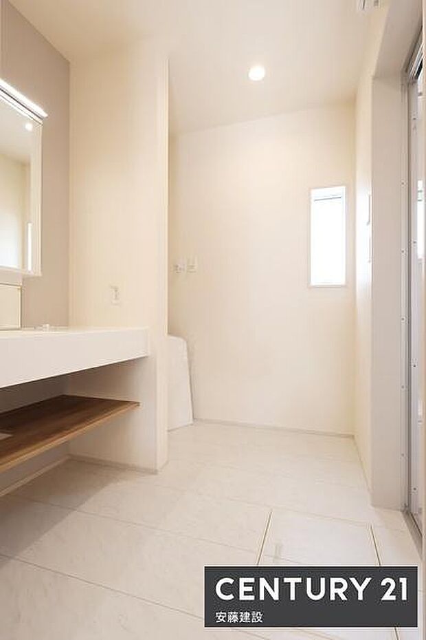 【 洗面所 / Washroom 】清潔感溢れる洗面所は、家族みんなが快適に使えるよう配慮された空間バタバタしがちな朝の時間も、ゆとりをもって過ごせます!