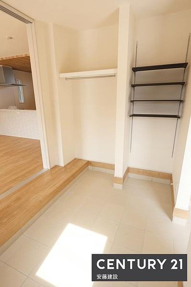 【 収納 】マルチエントランスにはハンガーパイプと可動棚付き!コート類・鞄の収納やベビーカー等のかさばりやすい物もしっかり片付きます