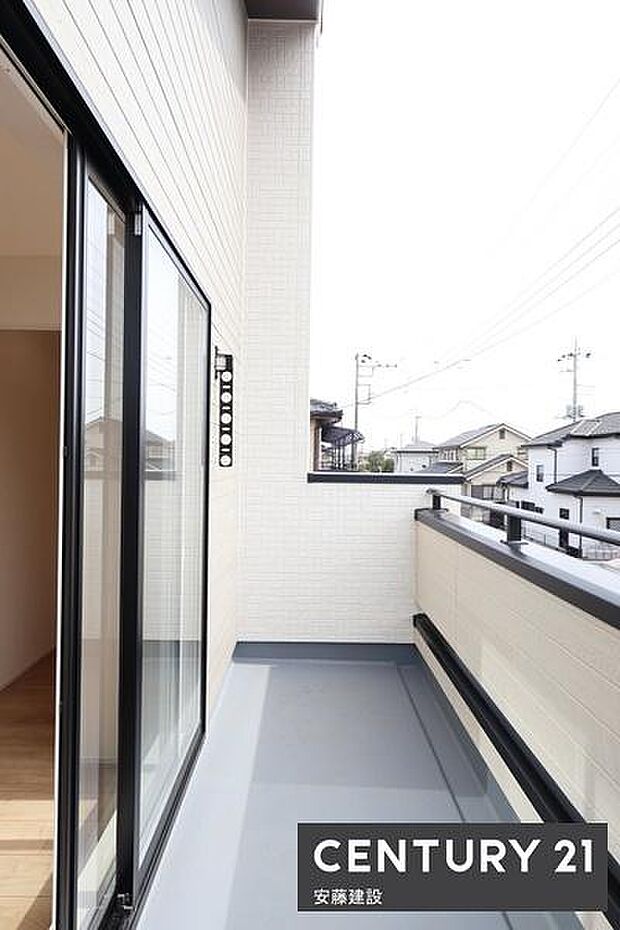 【 バルコニー / Balcony 】寝室から出入可能な南向きバルコニー!陽当りがよく洗濯物もしっかり乾きます子供部屋にサービスバルコニー付き