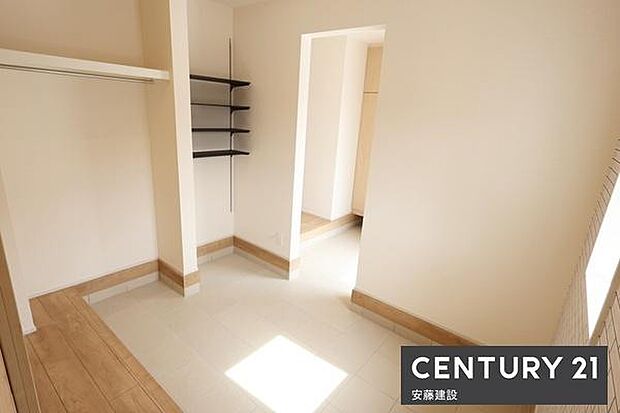 【 玄関 / entrance 】リビング一体型のマルチエントランス完備雨具やアウトドア用品、自転車等の置き場として大活躍な空間!