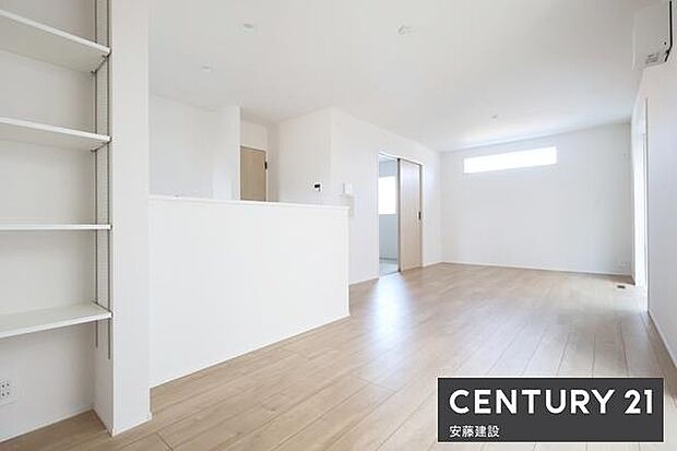 【　リビング　/　17帖　】南向き二面採光で陽当・風通良好なリビング！