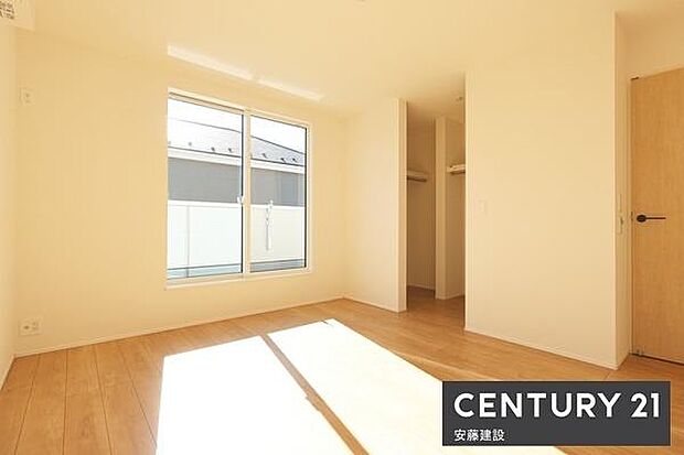 【　寝室+WIC　/　7.25帖　】お好みの家具を置いてこだわりの空間を作れるゆとりの寝室バルコニーに面しており陽当・風通良好！