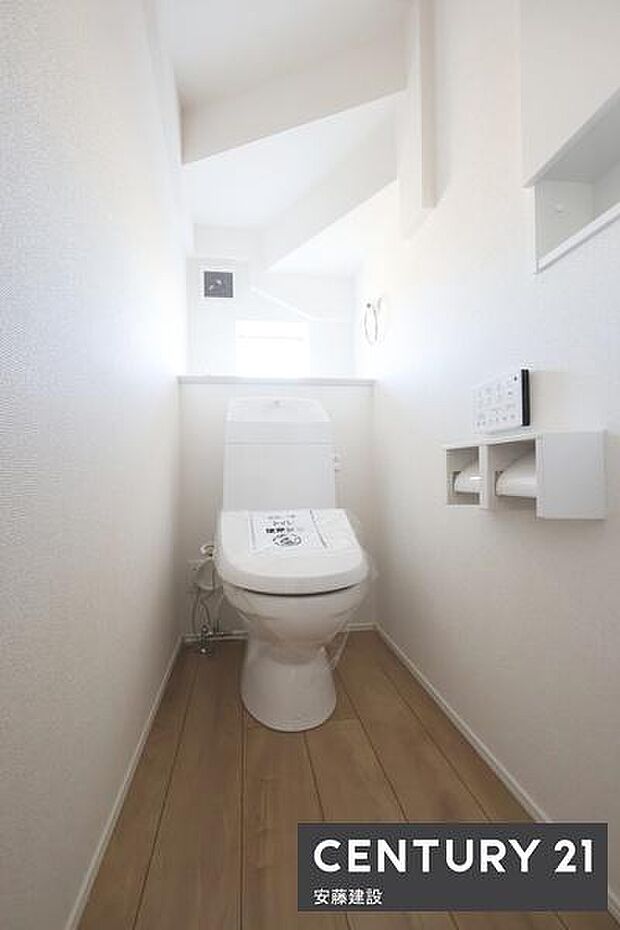 【　トイレ　/　toilet　】ウォッシュレット付きトイレ窓があり素早く換気できます