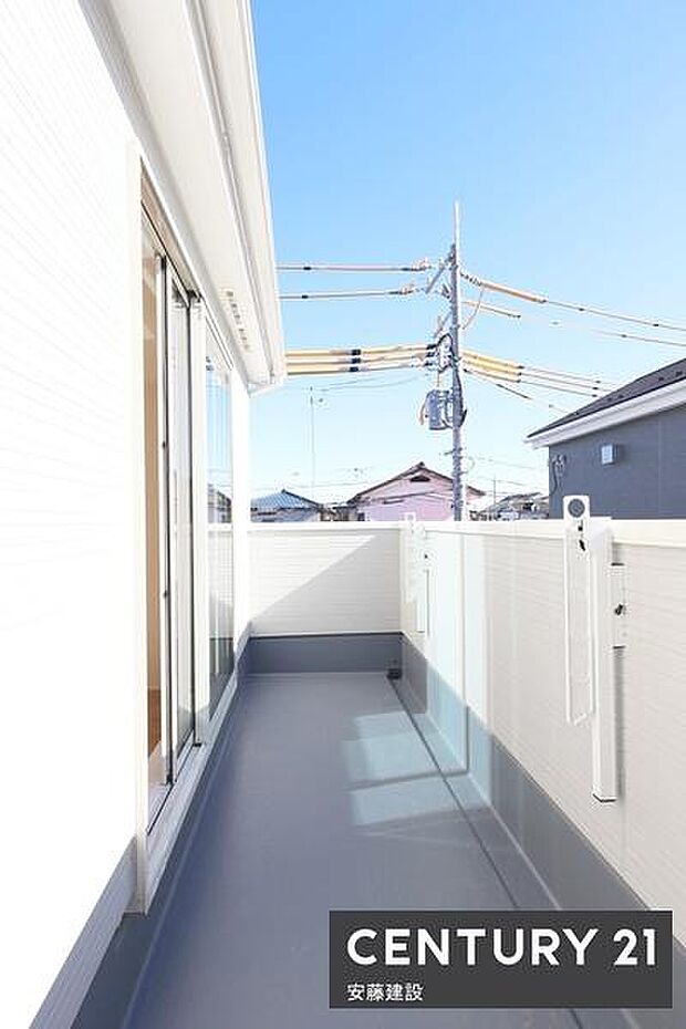 【　バルコニー　/　Balcony　】寝室から出入可能な南向きバルコニー！たっぷりの日差しを浴びて洗濯物がしっかり乾きます