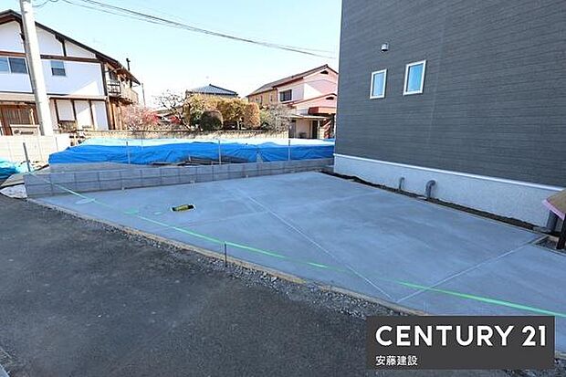 【　駐車場　/　parking　】並列2台可能な駐車スペース（※車種制限有）ご夫婦それぞれのお車をお家の前に停めることができます