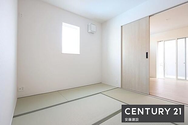 【　和室　/　4.5帖　】リビング横の和室は、扉をあければリビングがより開放的な空間に！お子様の遊び場などに活用できます