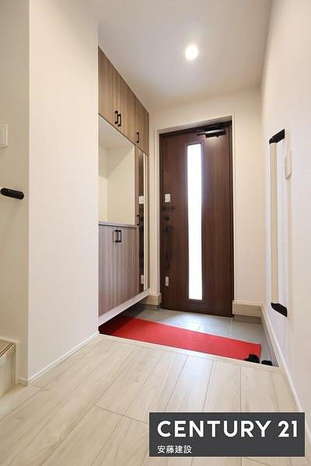 【 玄関 / entrance 】白を基調とした清潔感あふれる玄関は、間口が広く開放的な空間空間に広がりを感じられるミラー付シューズボックス完備