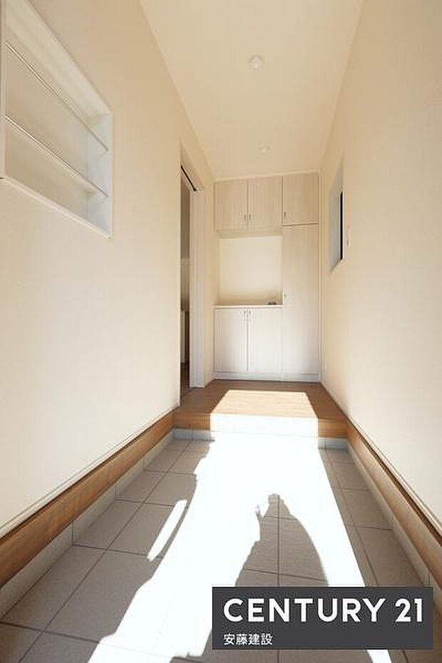 【　玄関　/　entrance　】住む人を毎日見送り迎え入れる、清潔感のある玄関散らかりがちな玄関もすっきり片付くシューズボックス完備