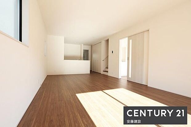 【　リビング　/　20.25帖　】明るくあたたかな、しっかりとした広さのリビングダイニングテーブルとソファーを置いてもゆとりが生まれる空間