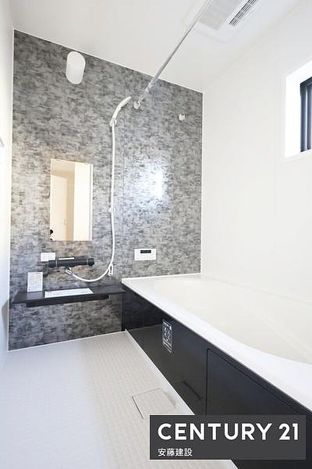 【　浴室　/　Bathroom　】ゆったりと至福のバスタイムを過ごせそうな清潔感ある浴室浴室暖房乾燥機が備わっており換気しやすく、冬場は過度な温度差を防げます