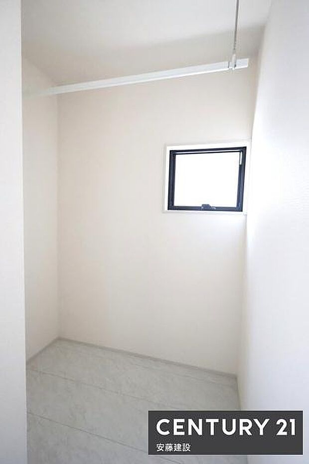 【　ランドリースペース　】洗面所横にランドリースペース完備洗濯後すぐに干せて便利な設計