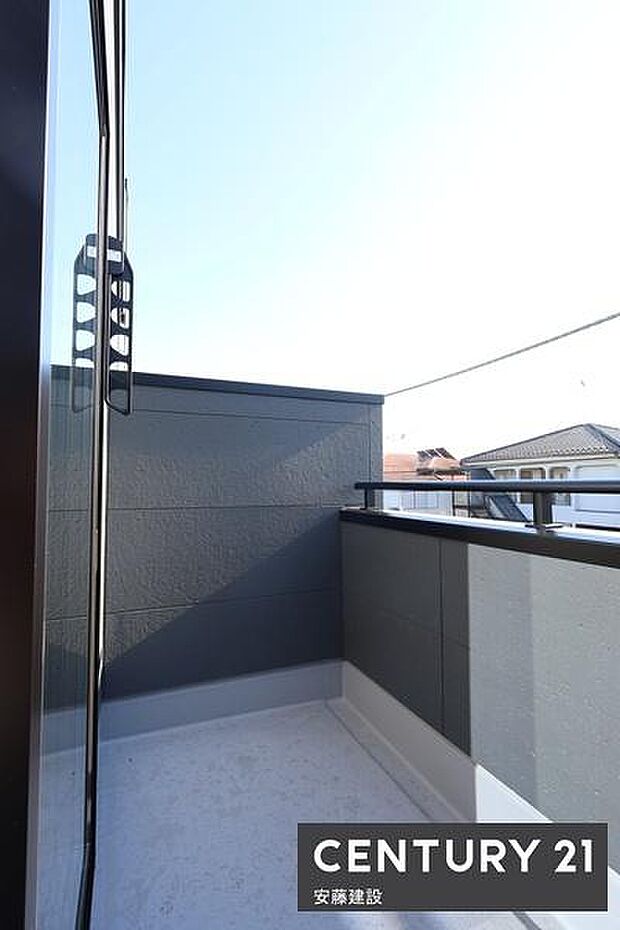 【　バルコニー　/　Balcony　】陽当り良好な南東向きバルコニーで洗濯物もしっかり乾きます！