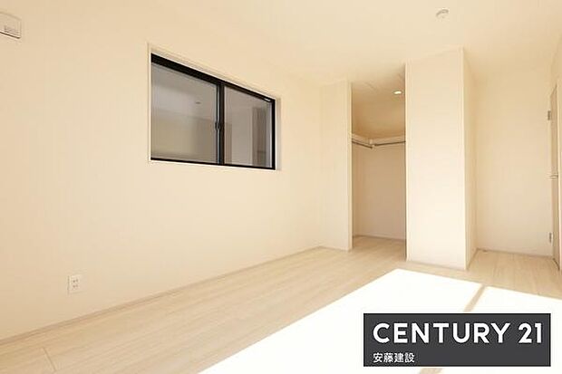 【　寝室+WIC　/　7.5帖　】お好みの家具を置いてこだわりの空間を作れるゆとりの寝室バルコニーに面しており陽当・風通良好！