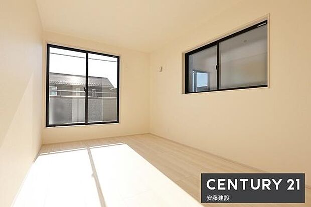 【 寝室+WIC / 7.5帖 】お好みの家具を置いてこだわりの空間を作れるゆとりの寝室バルコニーに面しており陽当・風通良好!