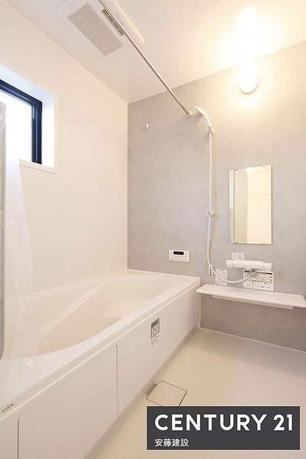 【　浴室　/　Bathroom　】ゆったりと至福のバスタイムを過ごせそうな清潔感ある浴室浴室暖房乾燥機が備わっており換気しやすく、冬場は過度な温度差を防げます