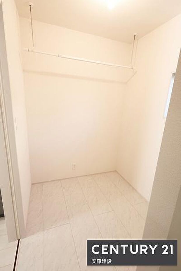 【　ランドリースペース　】洗面所横にランドリースペース完備洗濯後すぐに干せて便利な設計