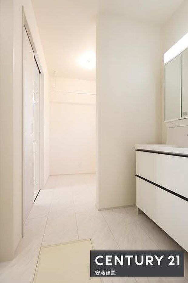 【 洗面所 / Washroom 】清潔感溢れる洗面所は忙しい朝もストレスフリーに身支度できそうな空間