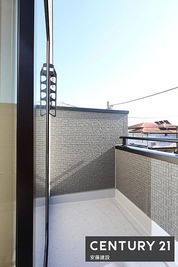 【　バルコニー　/　Balcony　】陽当り良好な南東向きバルコニーで洗濯物もしっかり乾きます！