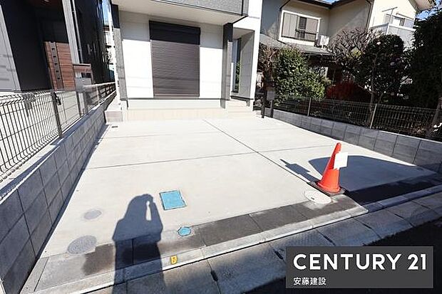 【 駐車場 / parking 】並列2台可能な駐車スペースご夫婦それぞれのお車をお家の前に停めることができます