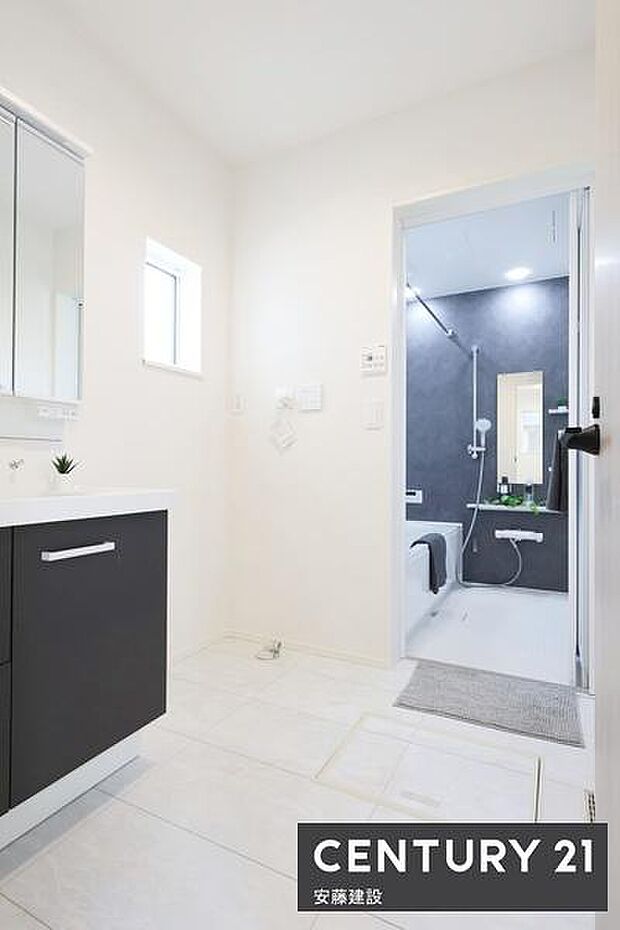 【 洗面所 / Washroom 】清潔感溢れる洗面所は忙しい朝もストレスフリーに身支度できそうな空間収納力のある三面鏡独立洗面台完備!