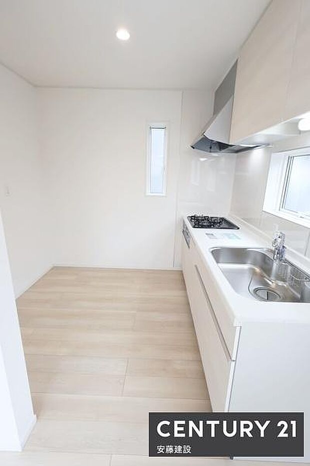 【 キッチン / Kitchen 】冷蔵庫やカップボードを設置してもゆとりある空間のキッチン