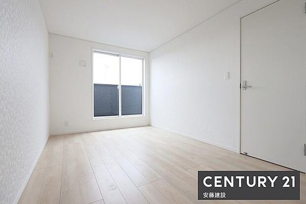 【 寝室 / 7.5帖 】バルコニーに面して明るくあたたかな寝室!お好みの家具を置いてホテルライクな空間も楽しめます