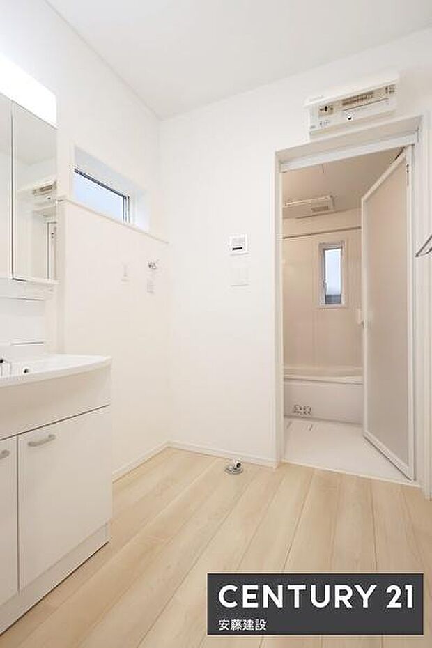 【 洗面所 / Washroom 】帰宅後すぐに手洗いうがいが可能な動線の洗面所