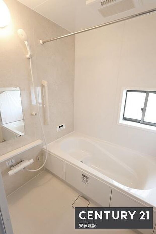 【　浴室　/　Bathroom　】一日の疲れを癒すための心地よいバスタイムホスクリーンが備わっており、雨の日でも部屋干し可能