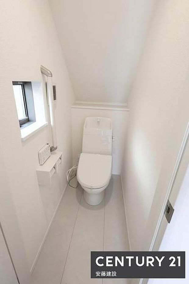 【　トイレ　/　toilet　】清潔的なウォッシュレット付きトイレ手摺完備で家族みんなにやさしいトイレです