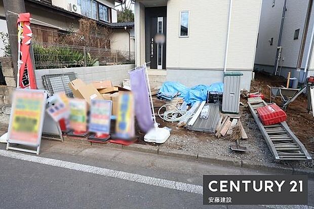 【 駐車場 / parking 】並列2台可能な駐車スペースご夫婦それぞれのお車をお家の前に停めることができます