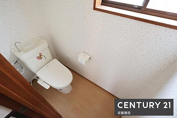 【　トイレ　/　toilet　】明るく清潔的なトイレ窓があり素早く換気できます