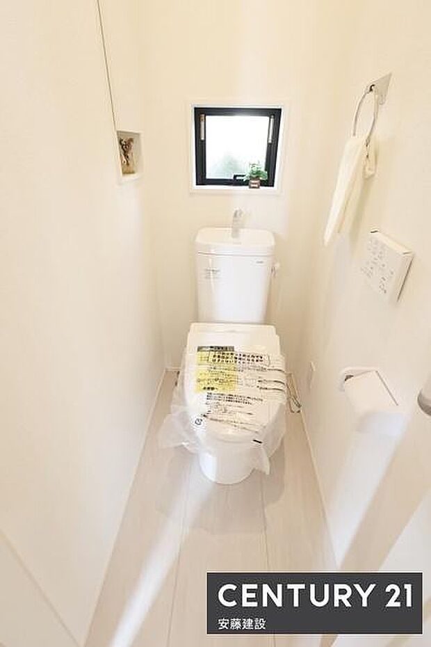 【　トイレ　/　toilet　】ウォッシュレット付きトイレ窓があり素早く換気できます