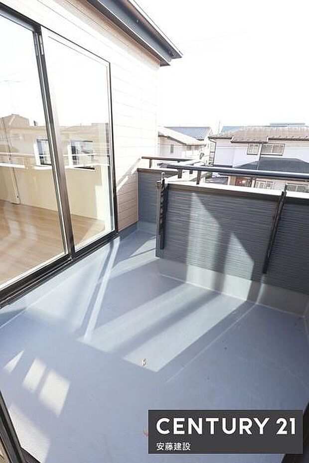 【　バルコニー　/　Balcony　】2部屋から出入可能な南向きバルコニー！たっぷりの日差しを浴びて洗濯物がしっかり乾きます