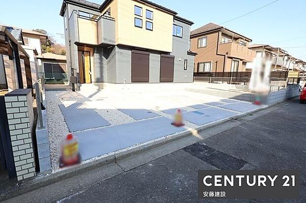 【　駐車場　/　parking　】並列3台可能な駐車スペースご夫婦それぞれのお車をお家の前に停めることができます