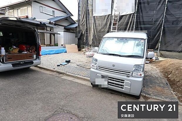 【　駐車場　/　parking　】並列2台可能な駐車スペースご夫婦それぞれのお車をお家の前に停めることができます