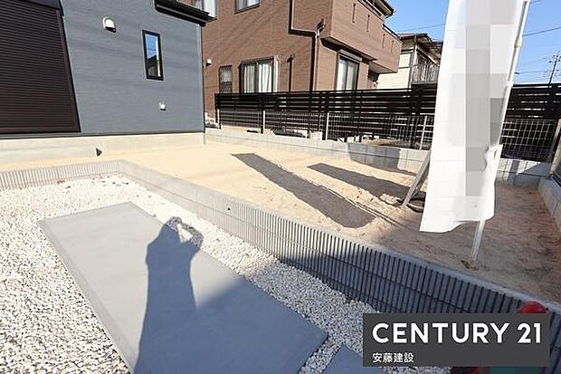 【　庭　/　Garden　】ガーデニングや家庭菜園など楽しみが広がる南庭！駐車スペース部分にウッドデッキを追加して拡張もできる区画