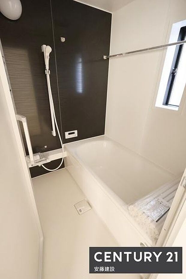 【　浴室　/　Bathroom　】たっぷりのお湯にゆったり浸かれそうな、清潔感ある浴室