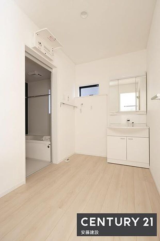 【　洗面所　/　Washroom　】清潔感溢れる洗面所は、忙しい朝もストレスフリーに身支度できそうな空間しっかり収納もできる独立洗面化粧台完備！