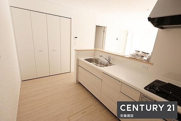 【　パントリー　】キッチン横に食料品や日用品を収納できるパントリー完備