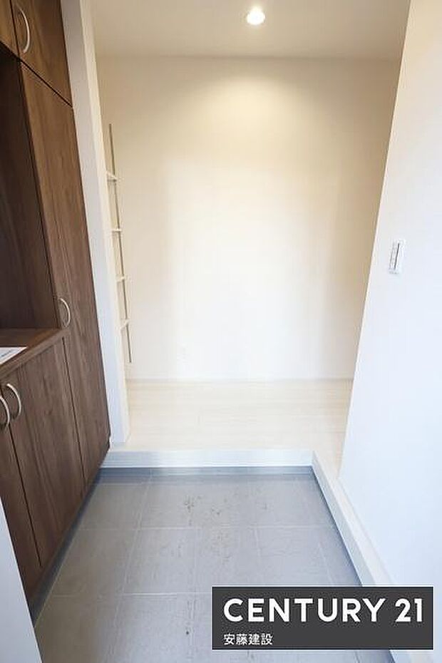 【　玄関　/　entrance　】住む人を毎日見送り迎え入れる、落ち着いた雰囲気の玄関シューズボックス完備ですっきり片付きます！